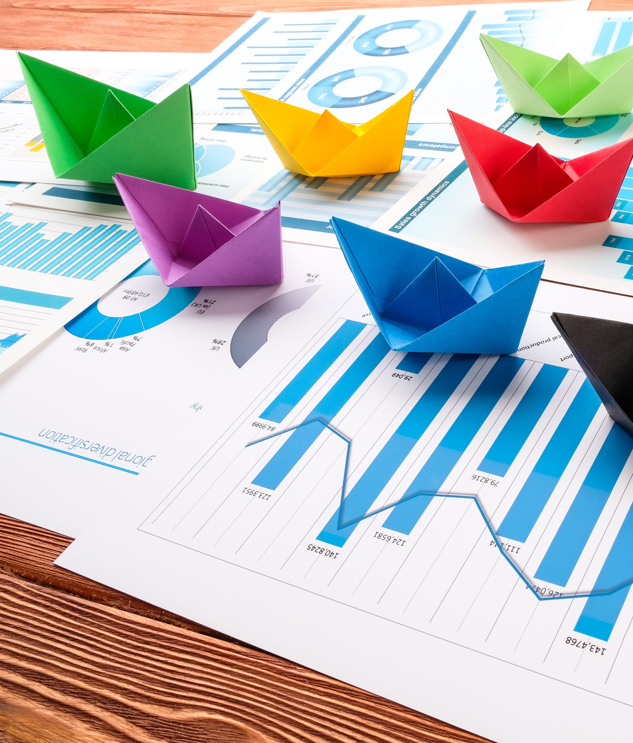 finanzdiagramme-auf-holztisch